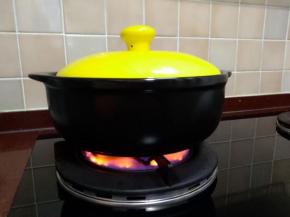 盖上锅盖大火猛烤，每隔两、三分钟左右晃动一下锅，让它受热均匀