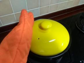 烤制过程中会有水蒸气，这时候你可以打开一次锅盖放走水蒸气，然后继续盖盖烤制（一定戴厚一点的手套，因为这时的砂锅温度会高达五、六百度）