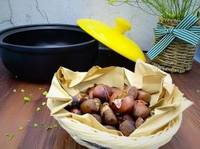 大约十分钟左右，一盘香喷喷的板栗就烤好了。