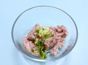 猪肉放入容器中，加入葱姜末