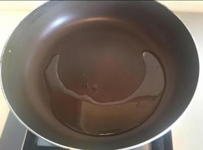 锅烧热，倒入油
