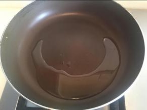 锅烧热，倒入油