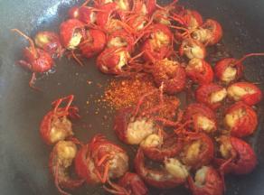 继续翻炒，加入辣椒面（按自己口感）