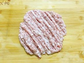 猪肉洗净剁成末