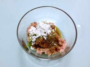 加入料酒、味极鲜酱油、花椒粉、胡椒粉、椒盐粉、鸡精、盐、玉米淀粉