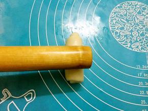 用擀面杖顺着长度