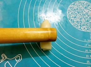 用擀面杖顺着长度