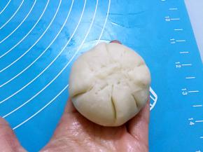 直到完全包裹住后收口捏紧揉圆