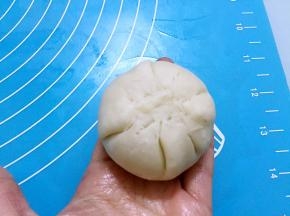 直到完全包裹住后收口捏紧揉圆