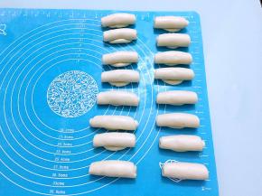 全部做好盖上保鲜膜醒发20分钟