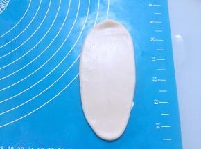 取一个面团擀成椭圆形