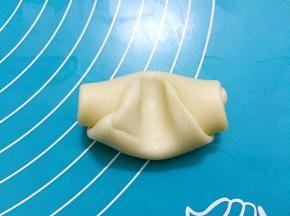 用手指在面团中间压一下