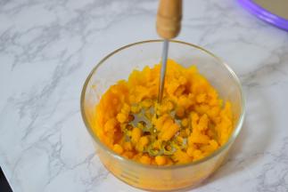 南瓜蒸熟，压成泥