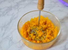 南瓜蒸熟，压成泥