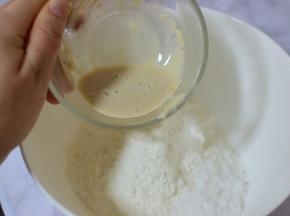 酵母放在温水中拌匀，面粉和白糖放在一起，把酵母水缓慢倒入面粉中