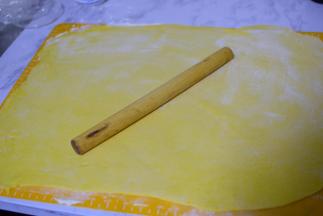 取出来，擀成一个长方形面片