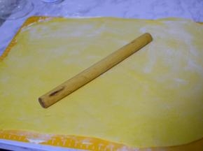 取出来，擀成一个长方形面片