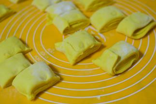 切成3厘米块的面团