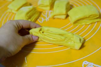 往两边抻一下，横着捏紧