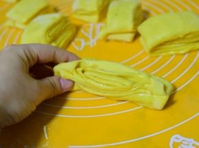 往两边抻一下，横着捏紧