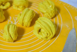 两边往下卷，捏紧