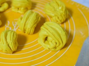 两边往下卷，捏紧