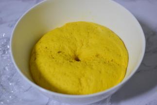 搅拌均匀，揉成面团，盖保鲜膜，温暖处发酵到二倍大