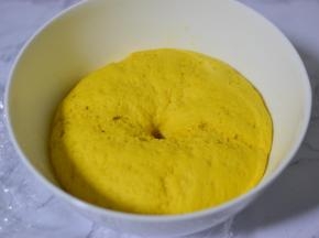 搅拌均匀，揉成面团，盖保鲜膜，温暖处发酵到二倍大