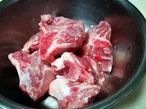 猪骨洗净 