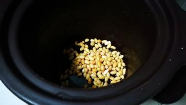 黄豆放入慢炖锅中