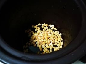 黄豆放入慢炖锅中