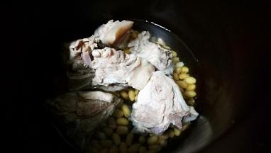 猪骨飞水后放入锅中