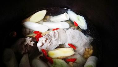 添加清水 放入葱段姜片 山药枸杞 炖制2-3小时