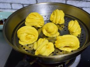 放在蒸屉上，二次发酵20分钟，加盖，大火烧开，继续蒸15分钟，关火焖两分钟，再开盖