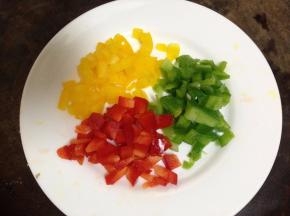 青、红、黄椒切丁