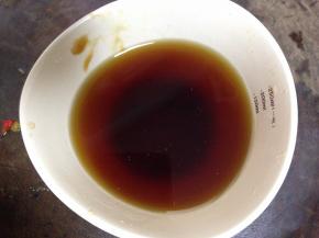 碗中加白糖、米醋、生抽、蚝油加水调成碗汁备用