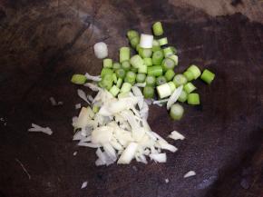 香葱、蒜切碎