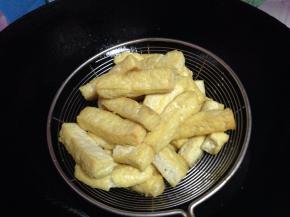 炸至表面定型即可捞出