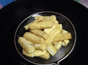 炸至表面定型即可捞出