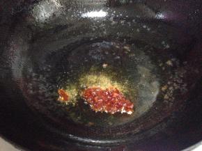 另起锅加少许底油，热锅凉油小火下入郫县豆瓣酱炒出红油