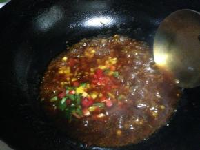 下入彩椒碎勾入水淀粉成鱼香汁
