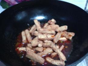 迅速倒入炸好的豆腐翻匀即可出锅