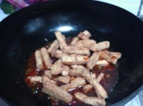 迅速倒入炸好的豆腐翻匀即可出锅