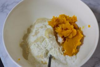 再将南瓜泥放入面粉中