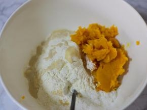 再将南瓜泥放入面粉中