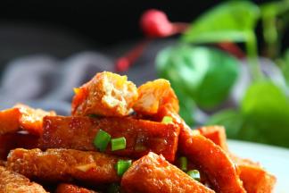 酸、甜、咸、辣，表皮酥脆，内心软糯，趁热食用最好吃