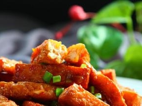酸、甜、咸、辣，表皮酥脆，内心软糯，趁热食用最好吃