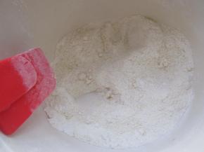 把杏仁粉和低筋面粉，泡打粉拌匀。