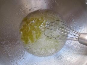 把蛋白和白糖打匀，倒入熬制好的黄油。