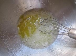 把蛋白和白糖打匀，倒入熬制好的黄油。